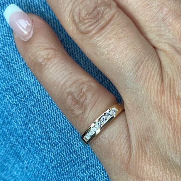 14k Solid Yellow Gold Round Wedding Band size 7 - Picture 2 of 9